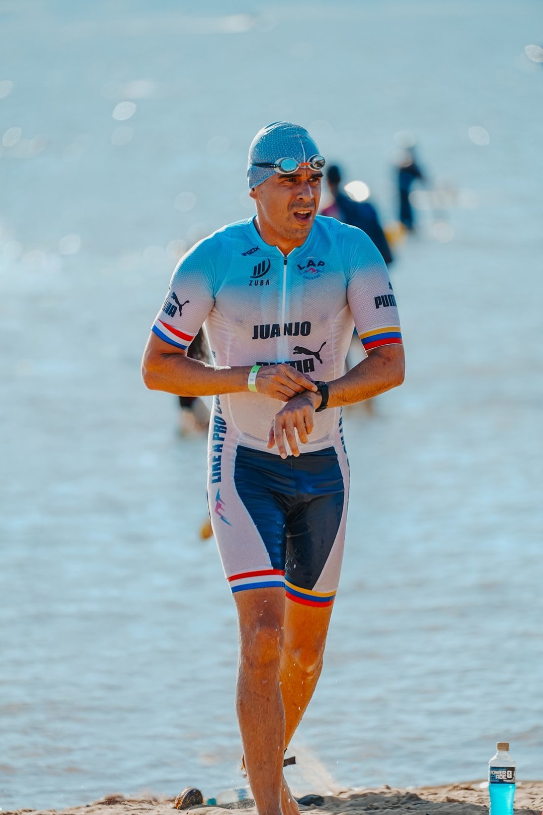 Juanjo saliendo del agua en triatlón